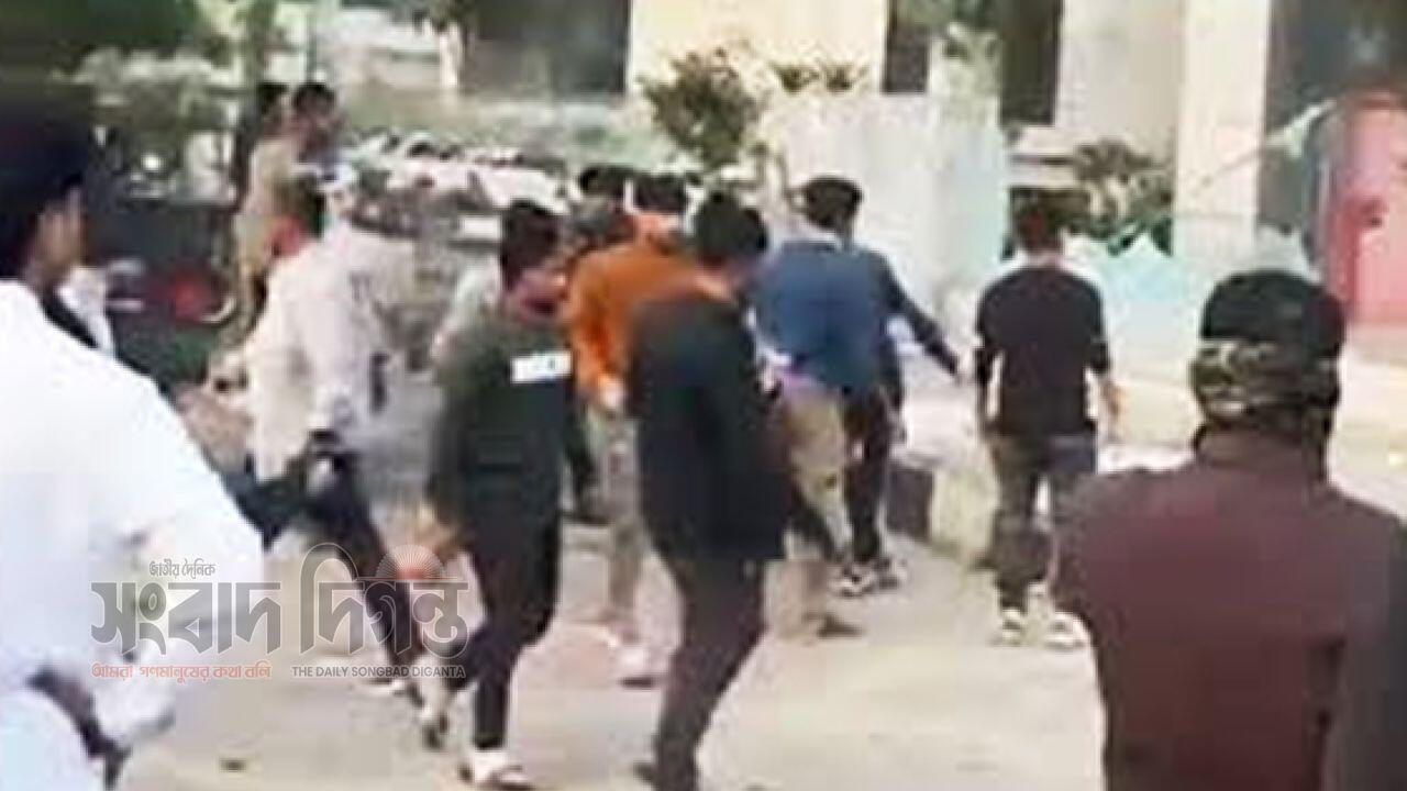 আগারগাঁওয়ে মোবাইল ব্যবসায়ীদের বিক্ষোভে বিটিআরসি ভবনে ভাঙচুর, ২৪ জন আটক