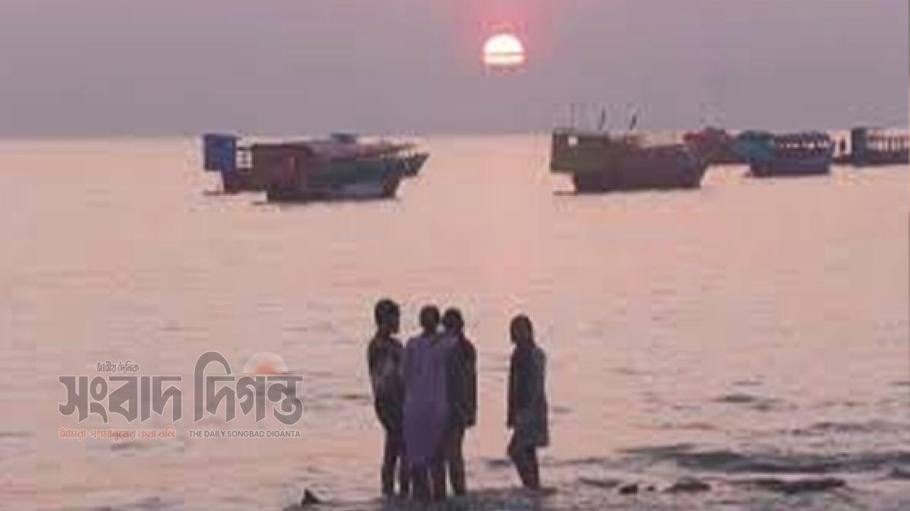 নতুন বছরের সূর্যোদয় দেখতে কুয়াকাটায় পর্যটকের ভিড়