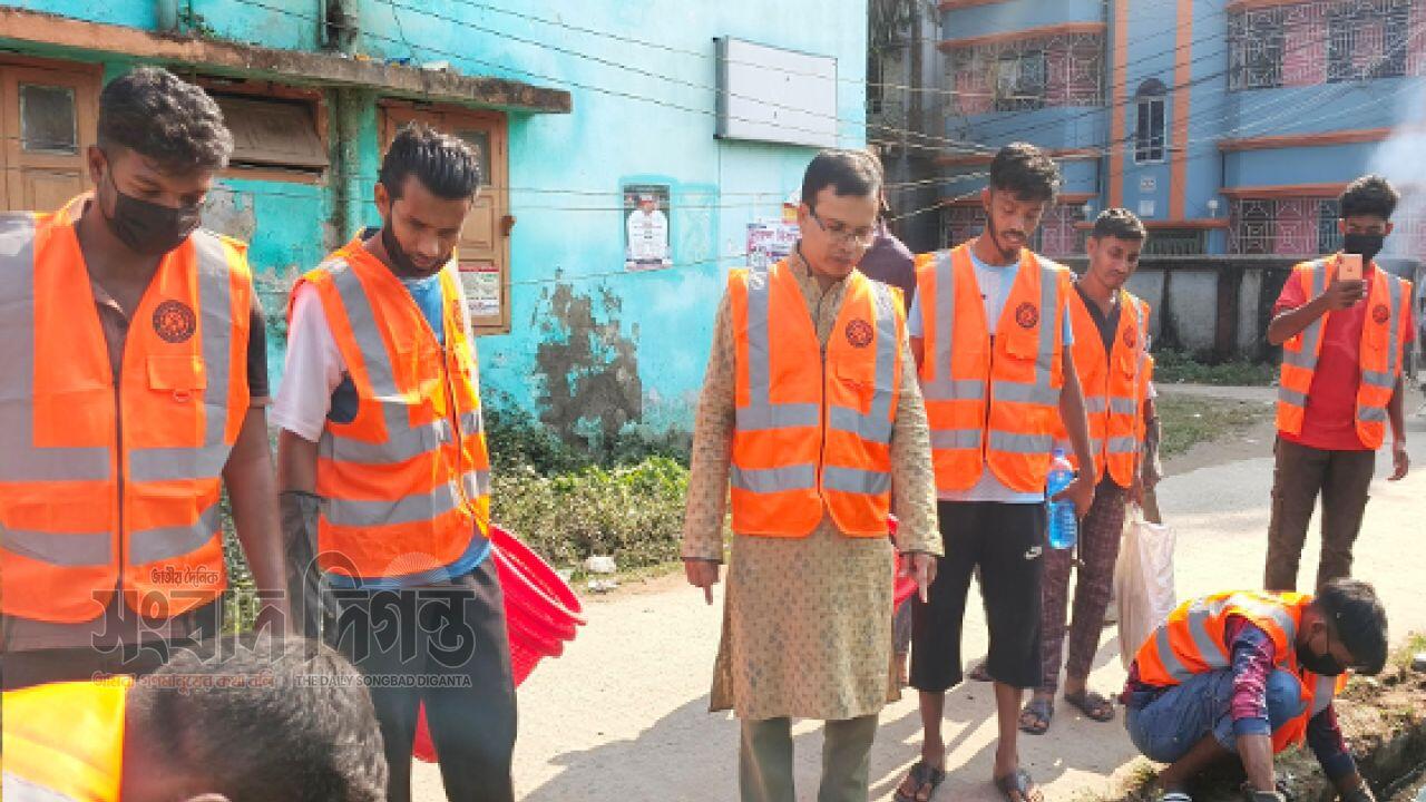 নেত্রকোনা পৌরসভায় জলাবদ্ধতা রোধে দিন–রাত মাঠে প্রশাসক আরিফুল ইসলাম সরদার