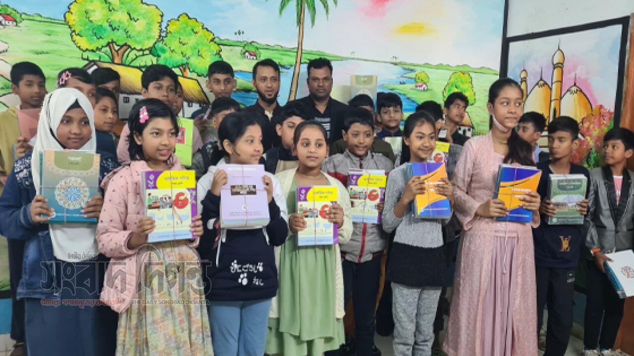 সোনারগাঁ ক্যাপিটাল স্কুল অ্যান্ড কলেজে ২০২৬ শিক্ষাবর্ষের বই বিতরণ