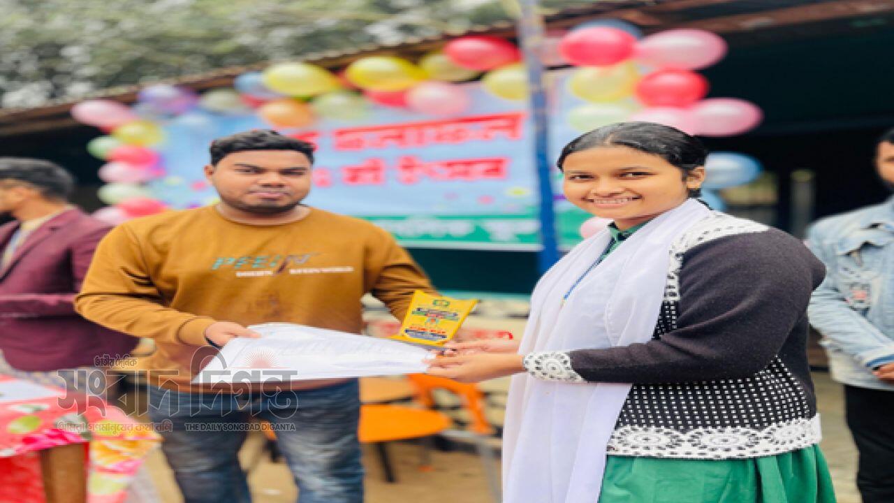 ভাংনাহাটি পাবলিক স্কুলে বার্ষিক ফলাফল প্রকাশ ও বই বিতরণ অনুষ্ঠান অনুষ্ঠিত