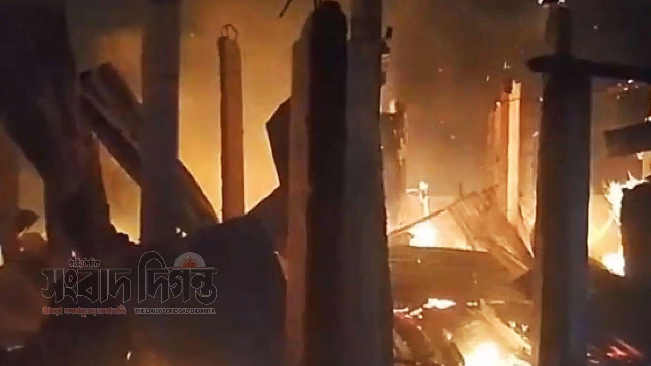 শায়েস্তাগঞ্জে অগ্নিকাণ্ডে ১৫ বসতঘর পুড়ে ছাই