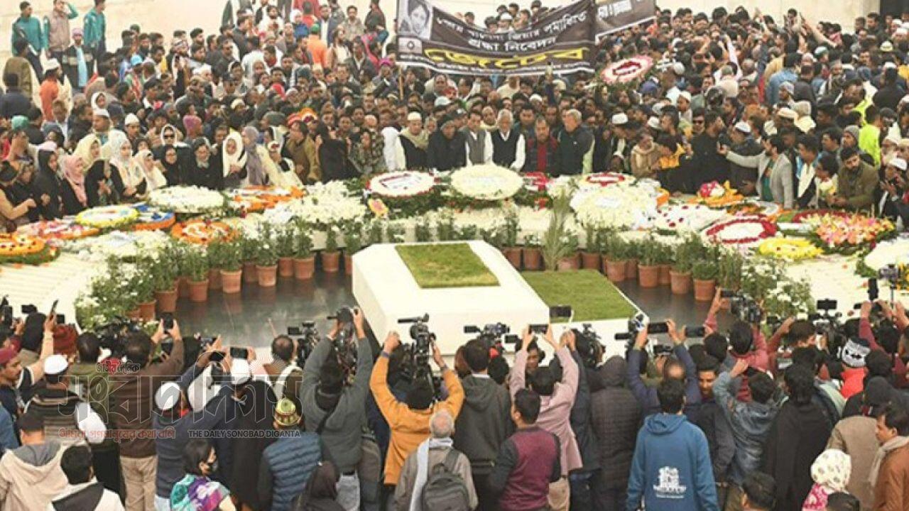 কনকনে শীত উপেক্ষা করে খালেদা জিয়ার সমাধিতে মানুষের ঢল
