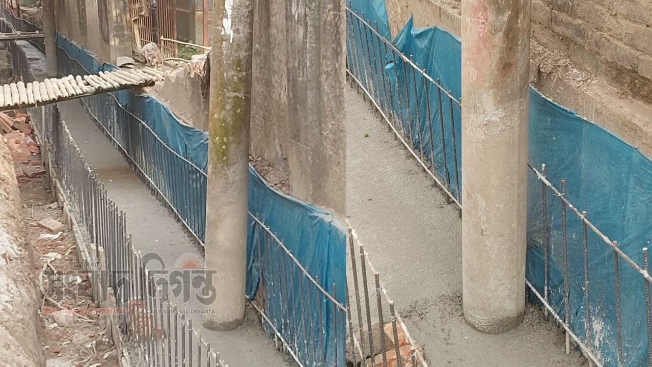 পলাশবাড়ীতে অপরিকল্পিত উন্নয়নের নগ্ন চিত্র, ড্রেনের ভেতর দাঁড়িয়ে বৈদ্যুতিক খুঁটি 