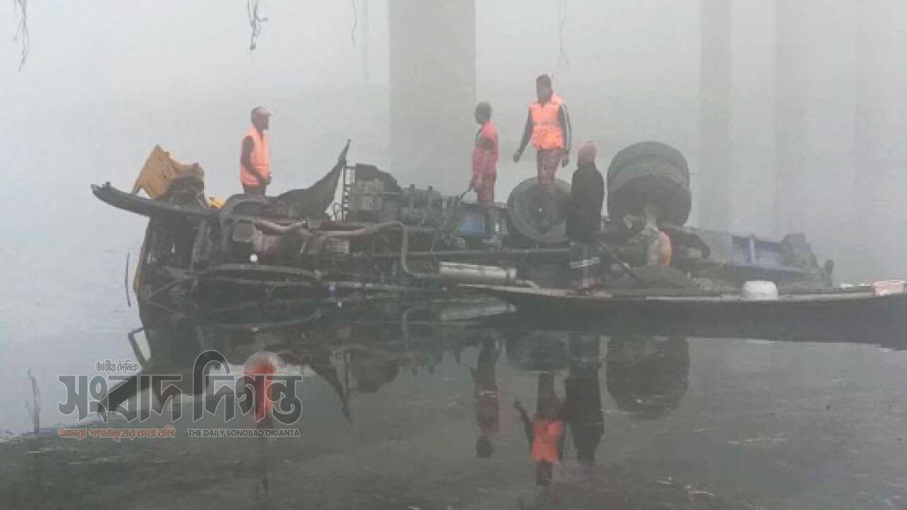 ঝিনাইদহে কুয়াশার ম‌ধ্যে নিয়ন্ত্রণ হা‌রি‌য়ে ট্রাক নদী‌তে, নিহত ২