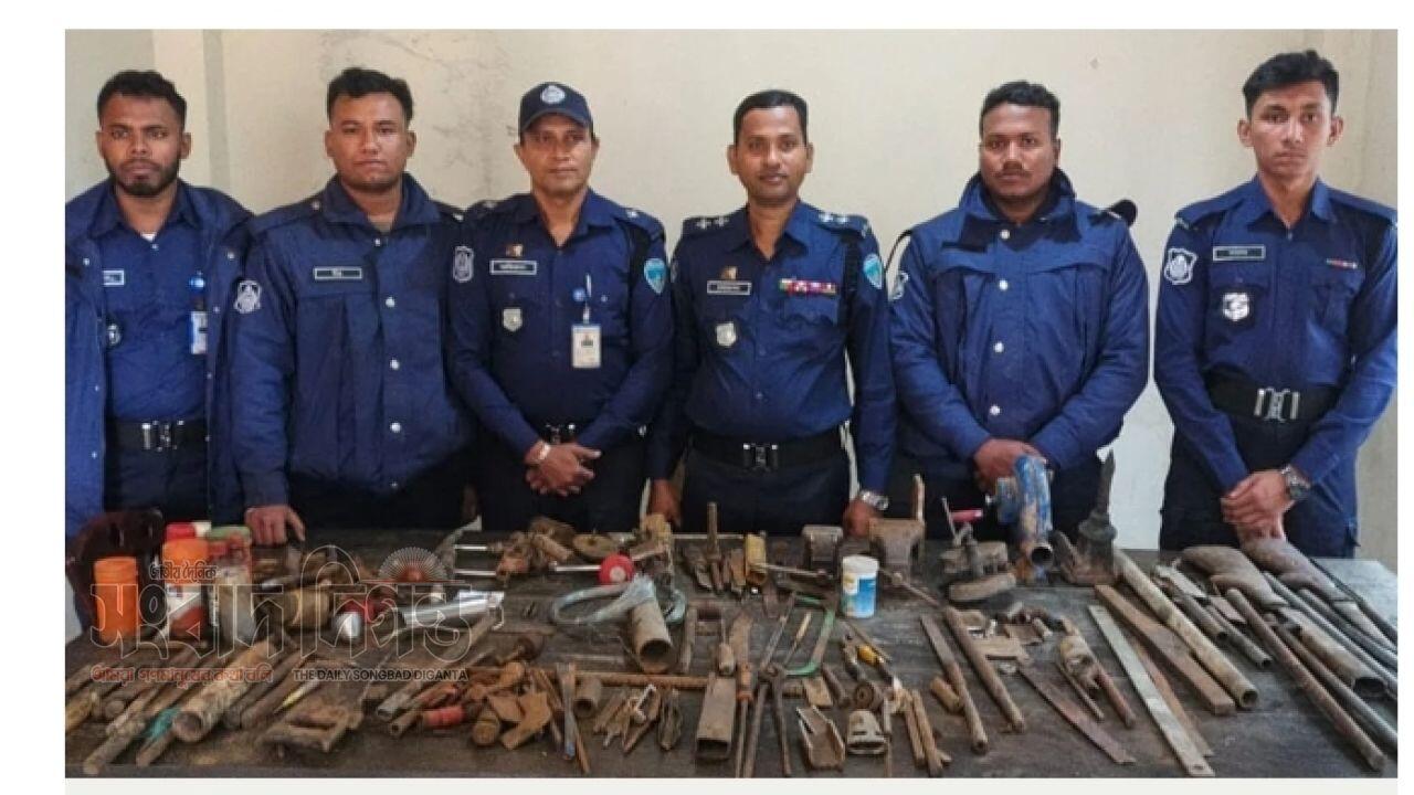 রামুর গহিন পাহাড়ে এলাকা হতে বিপুল পরিমাণে অস্ত্রতৈরির সরঞ্জাম উদ্ধার, গ্রেফতারের নেই কেউ 