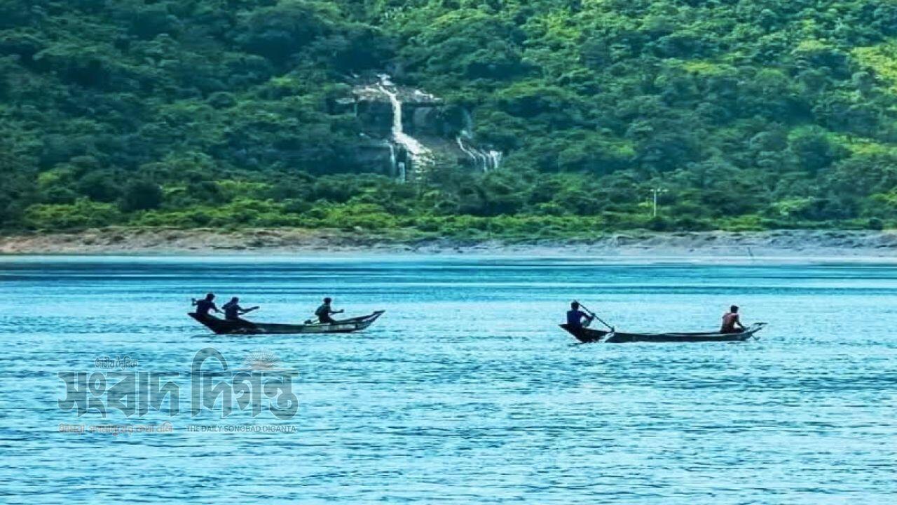 নেত্রকোনার কলমাকান্দায় পাহাড়ের মনকাড়া সৌন্দর্যে মুগ্ধ ভ্রমণপিপাসুরা