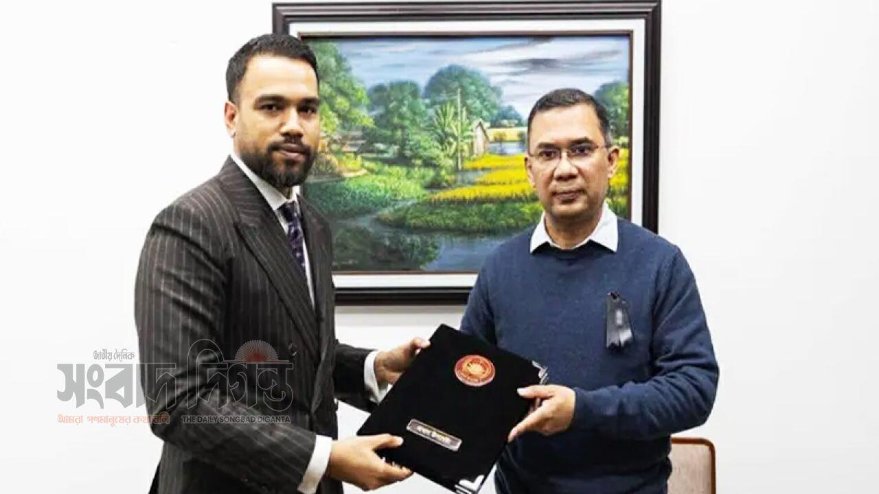 তারেক রহমানের হাতে প্রধান উপদেষ্টার শোকবার্তা হস্তান্তর