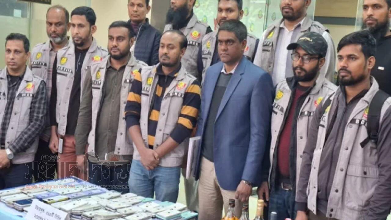 রাজধানীতে চীনা নাগরিকদের অবৈধ আইফোন কারখানা উৎপাদন গ্রেপ্তার ৩