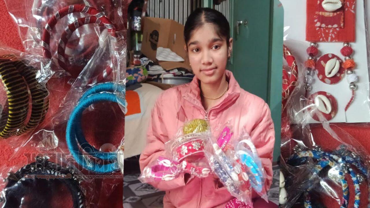 হস্তশিল্পে মুগ্ধ সোনারগাঁওয়ের ক্ষুদে শিক্ষার্থী সেঁজুতি ও স্নিগ্ধা বর্মন