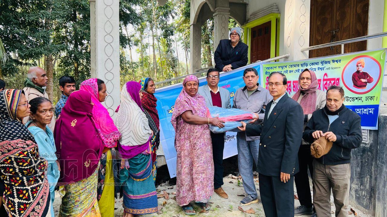 স্বামী বিবেকানন্দের  জন্মতিথিতে শীতার্ত মানুষের পাশে মনিরামপুর রামকৃষ্ণ আশ্রম