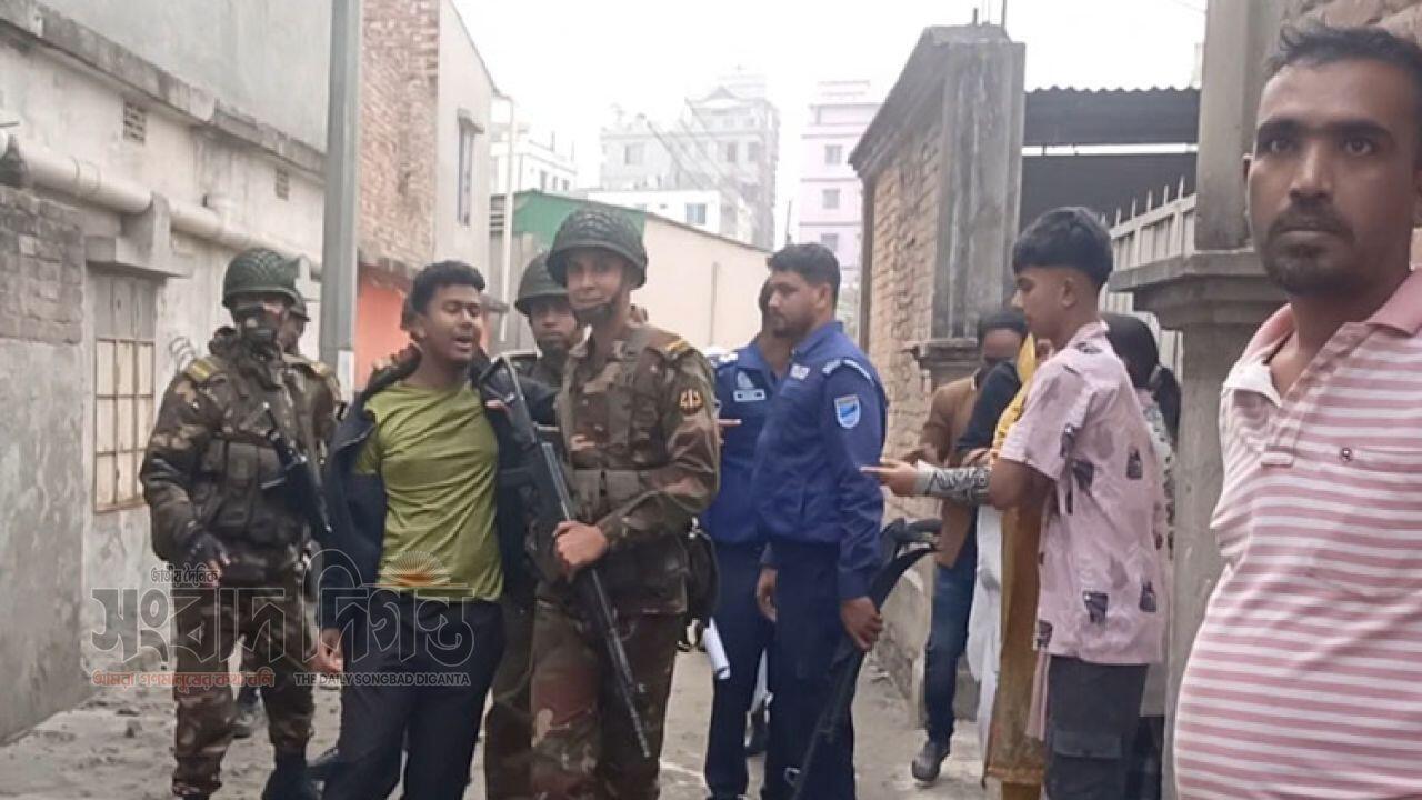 ফতুল্লায় বিএনপির দুই পক্ষের ভয়াবহ সংঘর্ষ ও বোমা বিস্ফোরণ