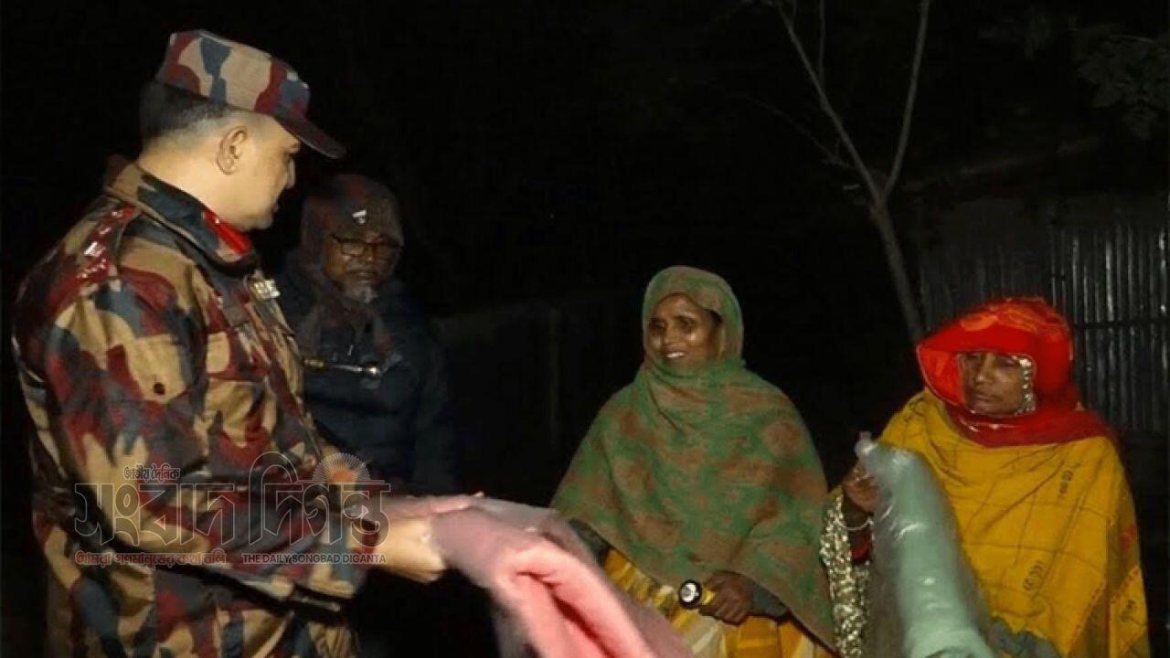 বিজিবি অধিনায়ক চাঁপাইনবাবগঞ্জে শীতবস্ত্র বিতরণ করলেন