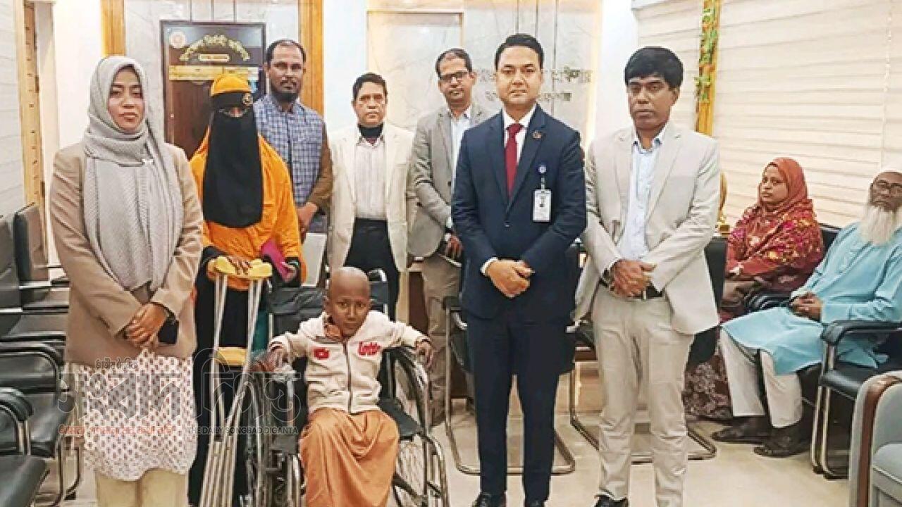 রূপগঞ্জে ক্যান্সার আক্রান্ত শিশু তানভীরের পাশে মানবিক উপজেলা প্রশাসন