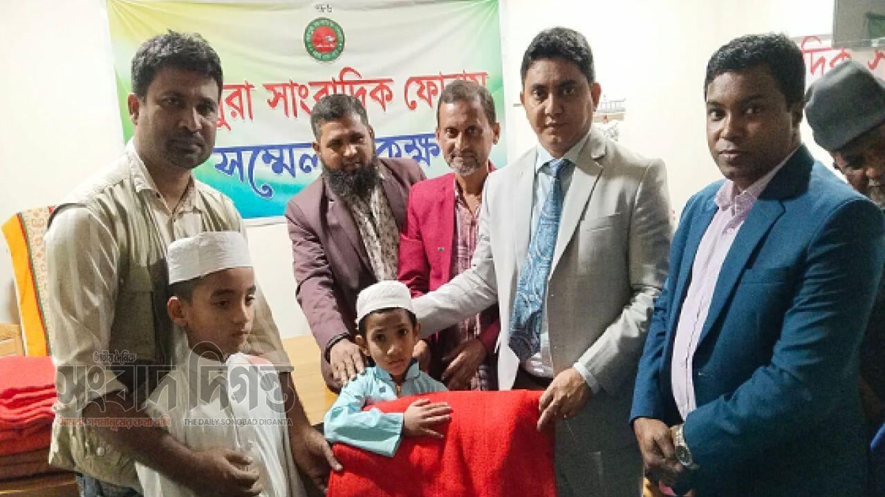 শীতার্তদের মাঝে কম্বল বিতরণ করেছেন রায়পুরা সাংবাদিক ফোরাম 