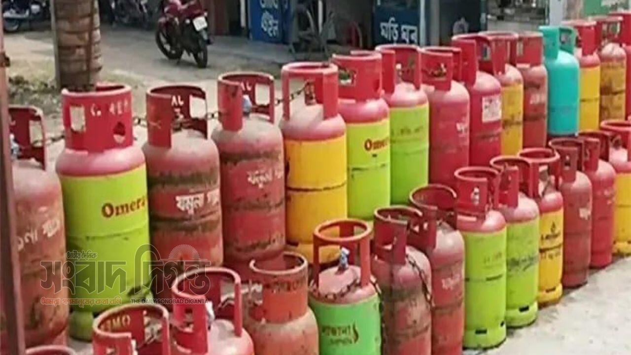 সিলেটে বাড়ি থেকে ১৩০টি অবৈধ গ্যাস সিলিন্ডার উদ্ধার 