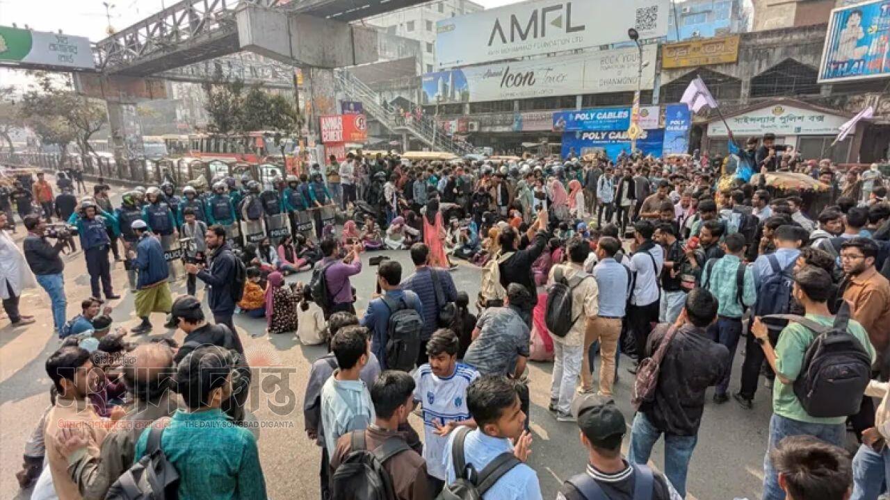ঢাকায় ফের সড়ক অবরোধে শিক্ষার্থীরা তিন এলাকা অচল