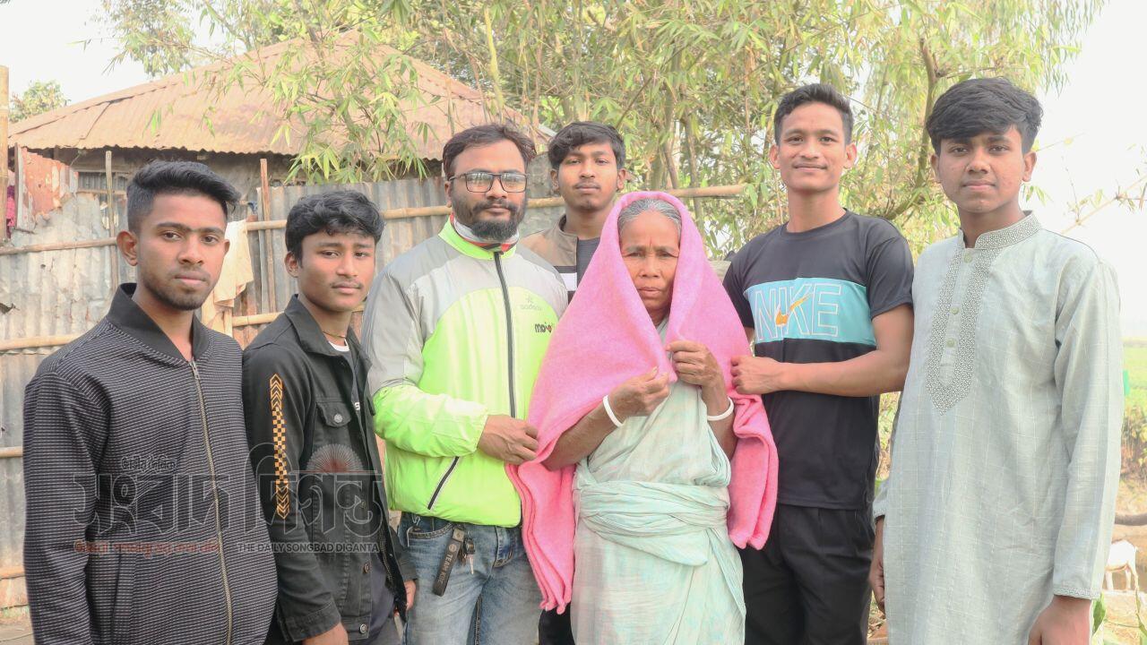 খানসামায় রক্তরেখা ব্লাড ব্যাংকের উদ্যোগে শীতবস্ত্র বিতরণ 