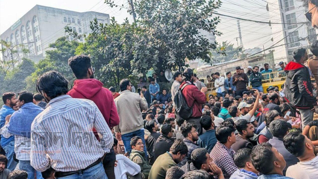 ভোট কমিশনের সামনে ছাত্রদলের বিক্ষোভ ও অবস্থান কর্মসূচি
