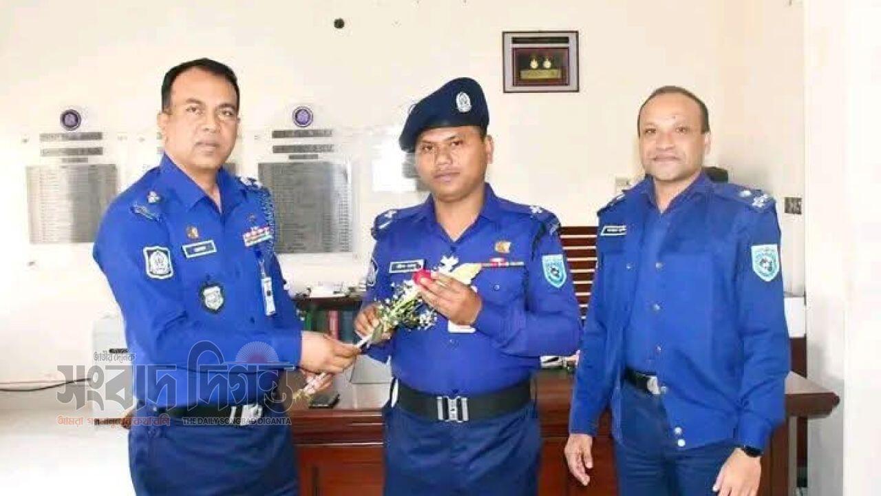 দিনাজপুরে কনস্টেবল দিননাথ রায়কে এএসআই পদে পদোন্নতি