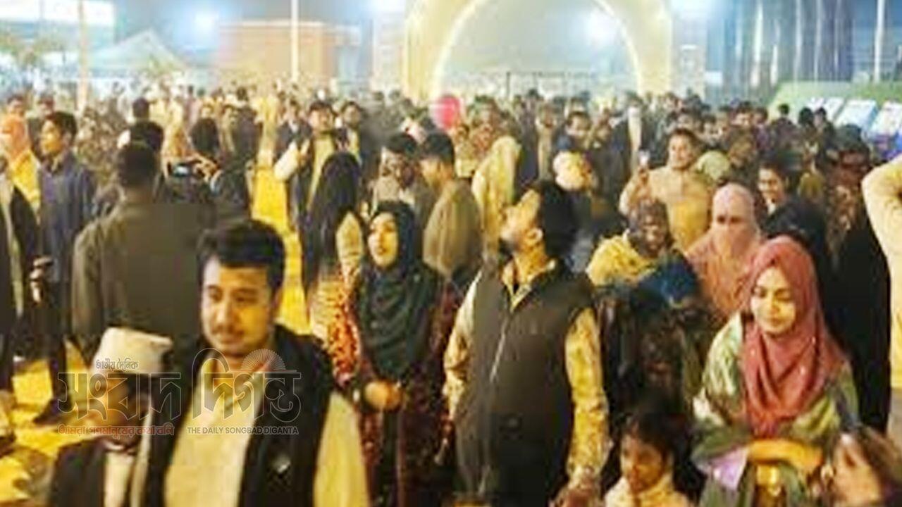 বিশেষ ছাড়ে বাণিজ্য মেলার ক্রেতা ভিড় বৃদ্ধি 