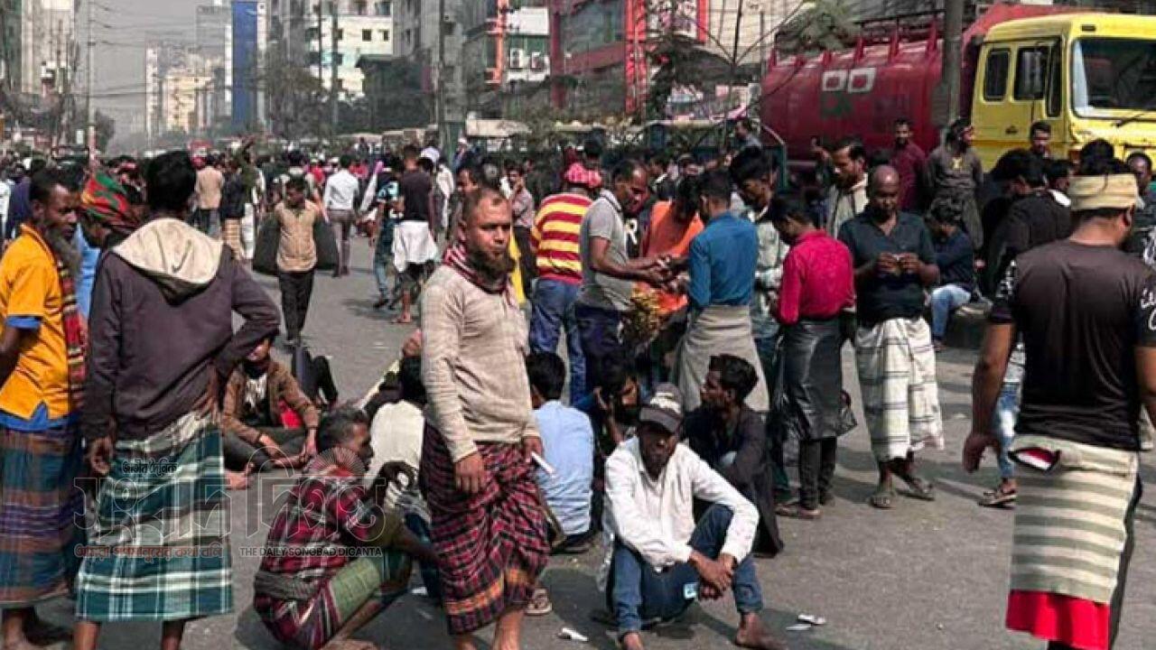 অটোরিকশা চালকদের সড়ক অবরোধে বাড্ডায় যান চলাচল ভোগান্তিতে