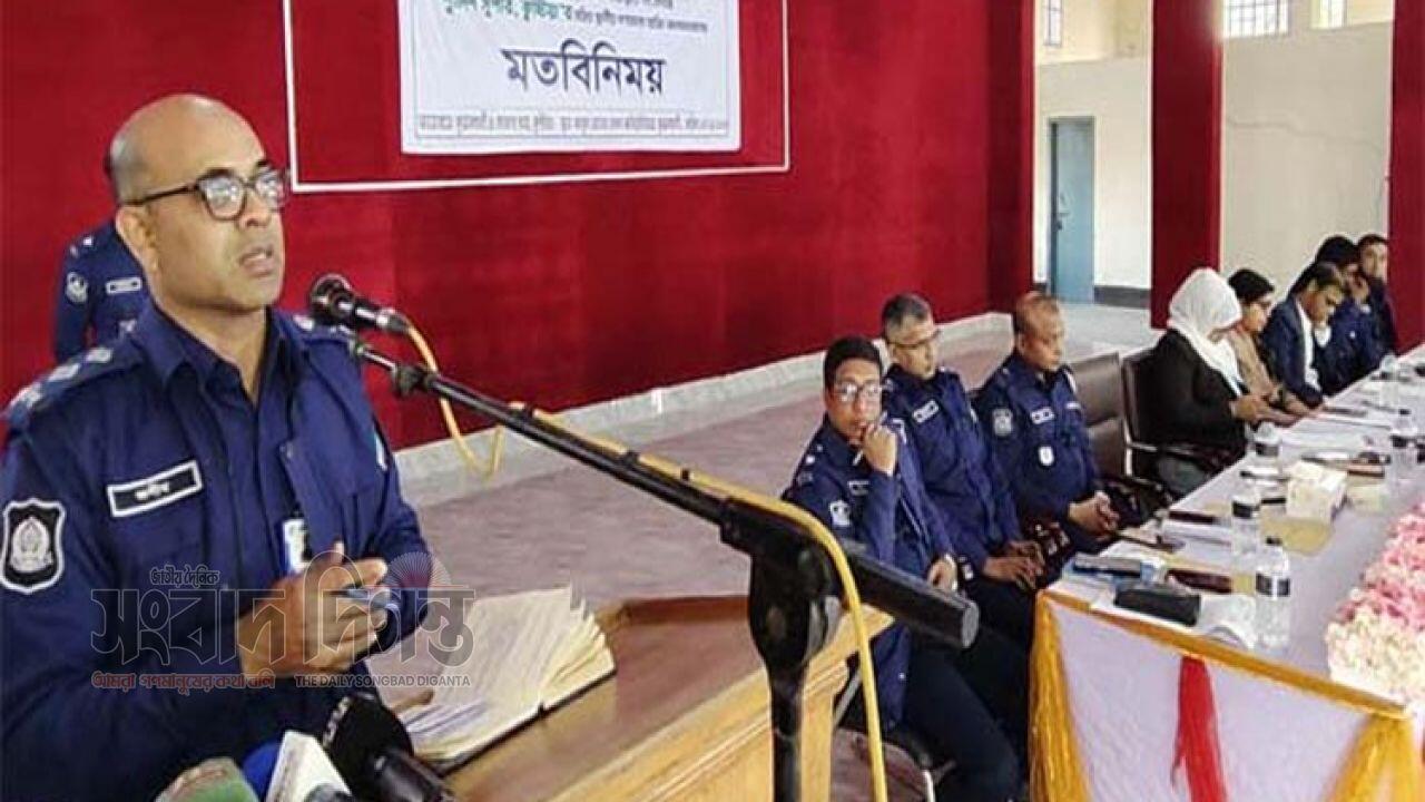 কুষ্টিয়ায় নির্বাচনে অবৈধ অস্ত্র ঠেকাতে কঠোর অবস্থান পুলিশের