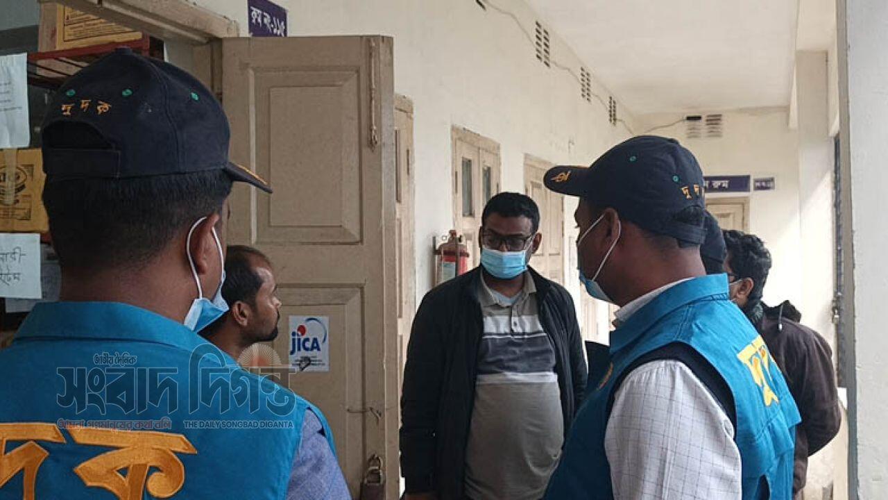 খানসামা স্বাস্থ্য কমপ্লেক্সে খাবার ও ওষুধে অনিয়ম: দুদকের অভিযান 
