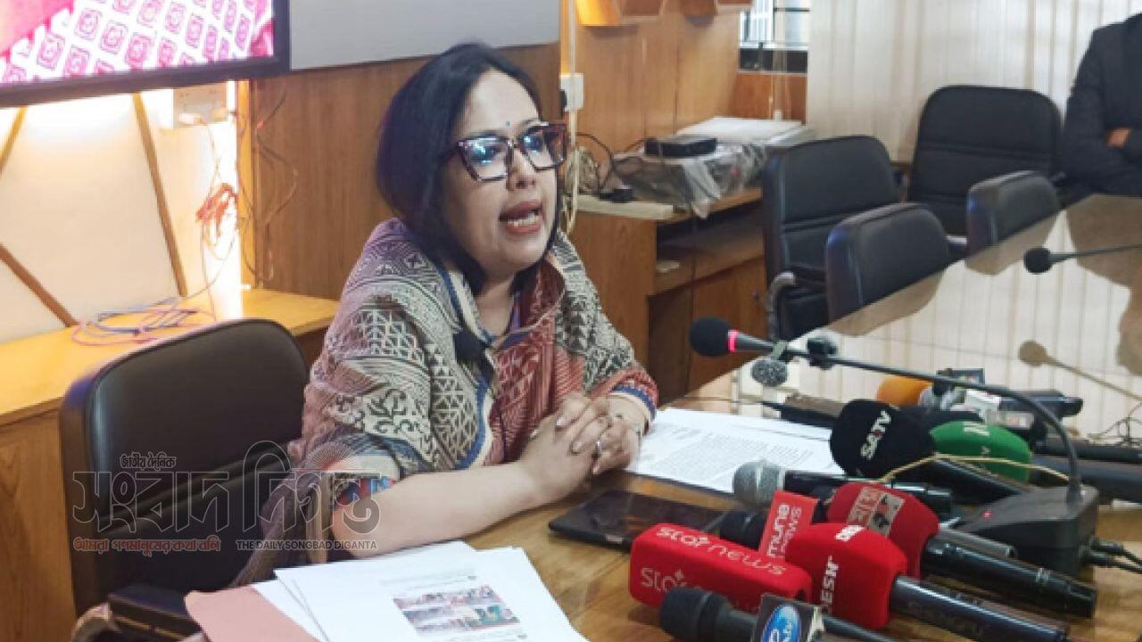 প্রশাসনের ভূমিকা নিয়ে প্রকাশ্যে প্রশ্ন তুললেন রুমিন ফারহানা