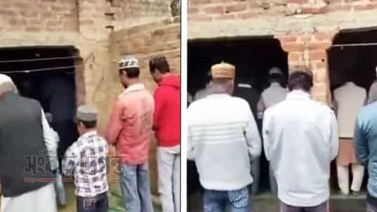 উত্তরপ্রদেশে অনুমতি ছাড়া ফাঁকা বাড়িতে নামাজ পড়ায় ১২ মুসলিম আটক
