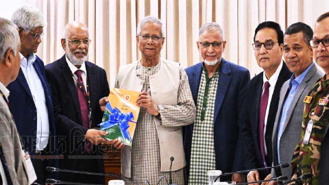 নবম বেতন কমিশনের প্রতিবেদন গ্রহণ করলেন ইউনূস