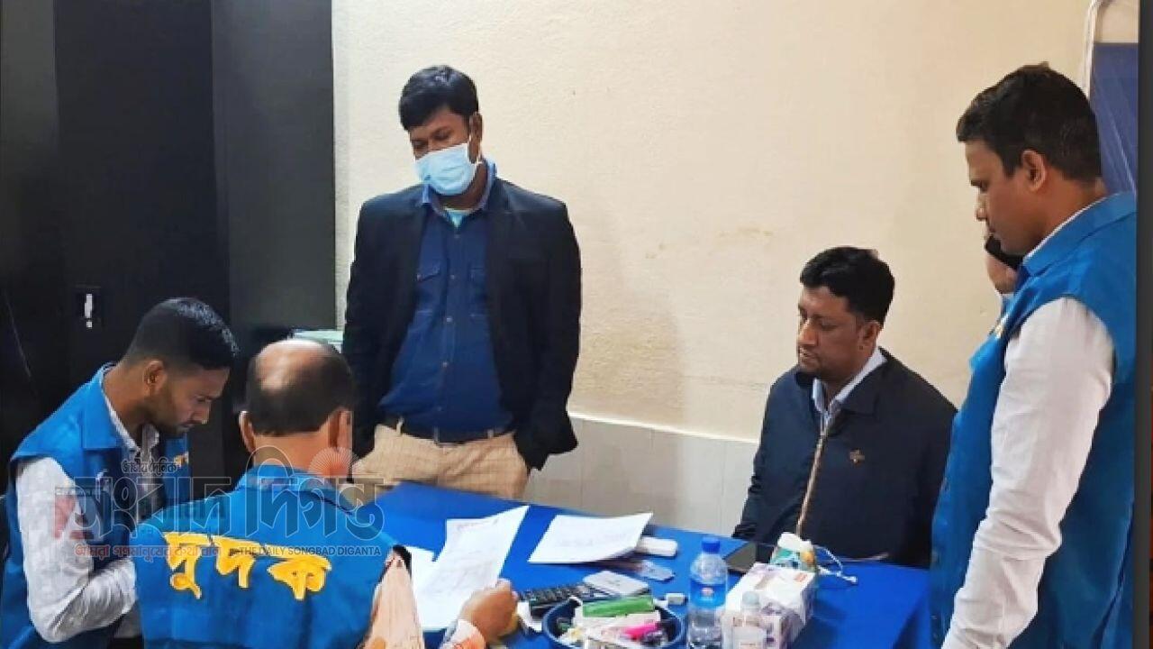 দুর্গাপুর উপজেলা স্বাস্থ্য কমপ্লেক্সে দুদকের অভিযান: ওষুধ ও খাবারে ব্যাপক অনিয়মের প্রমাণ