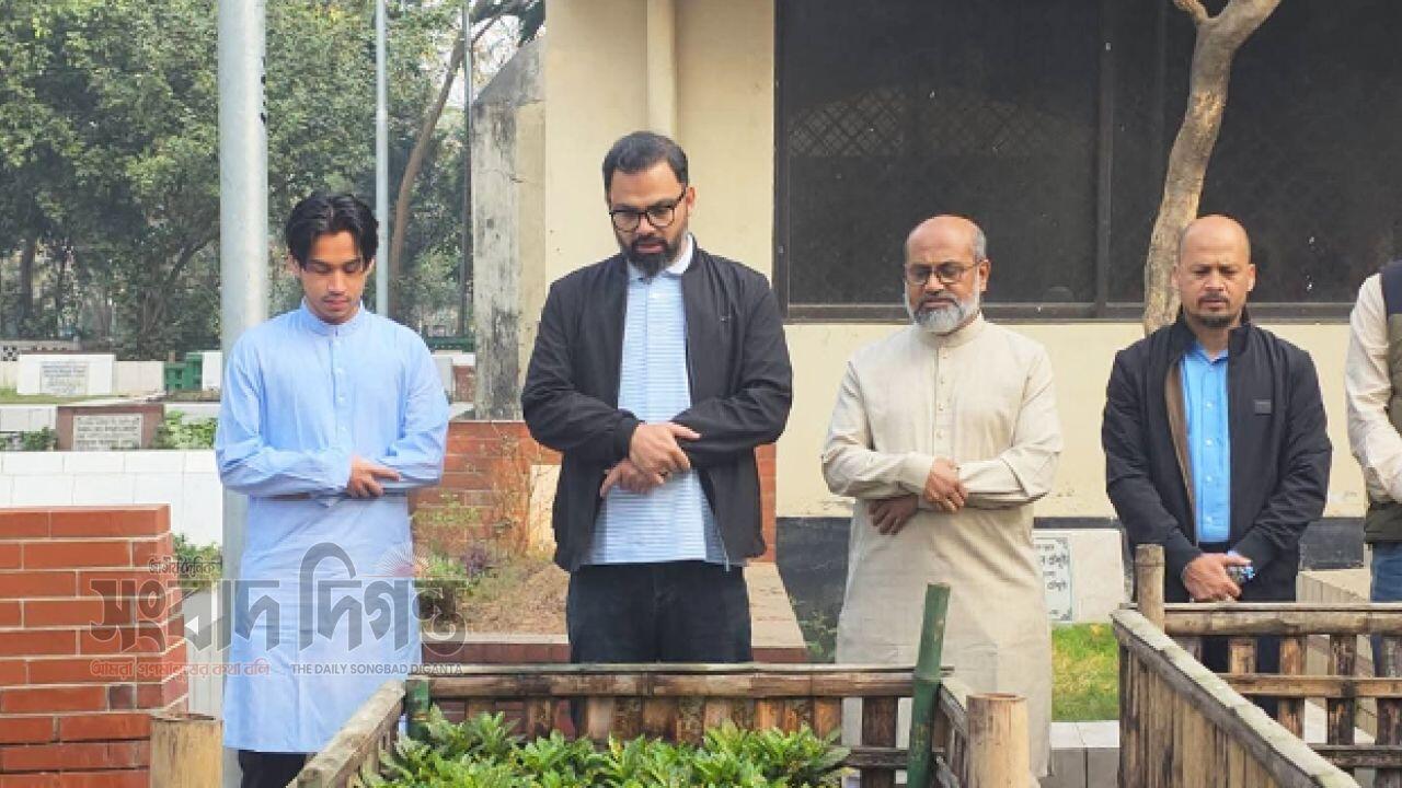 পিতামাতার কবর জিয়ারত করে নির্বাচনী প্রচারণা শুরু করেন আমিনুল হক