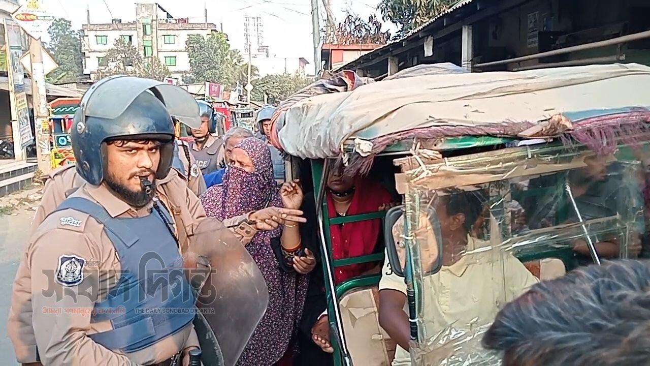 গাজীপুরের শ্রীপুরে বকেয়া বেতনের দাবিতে শ্রমিক আন্দোলনে পুলিশের লাঠিচার্জ, আহত অন্তত ২০