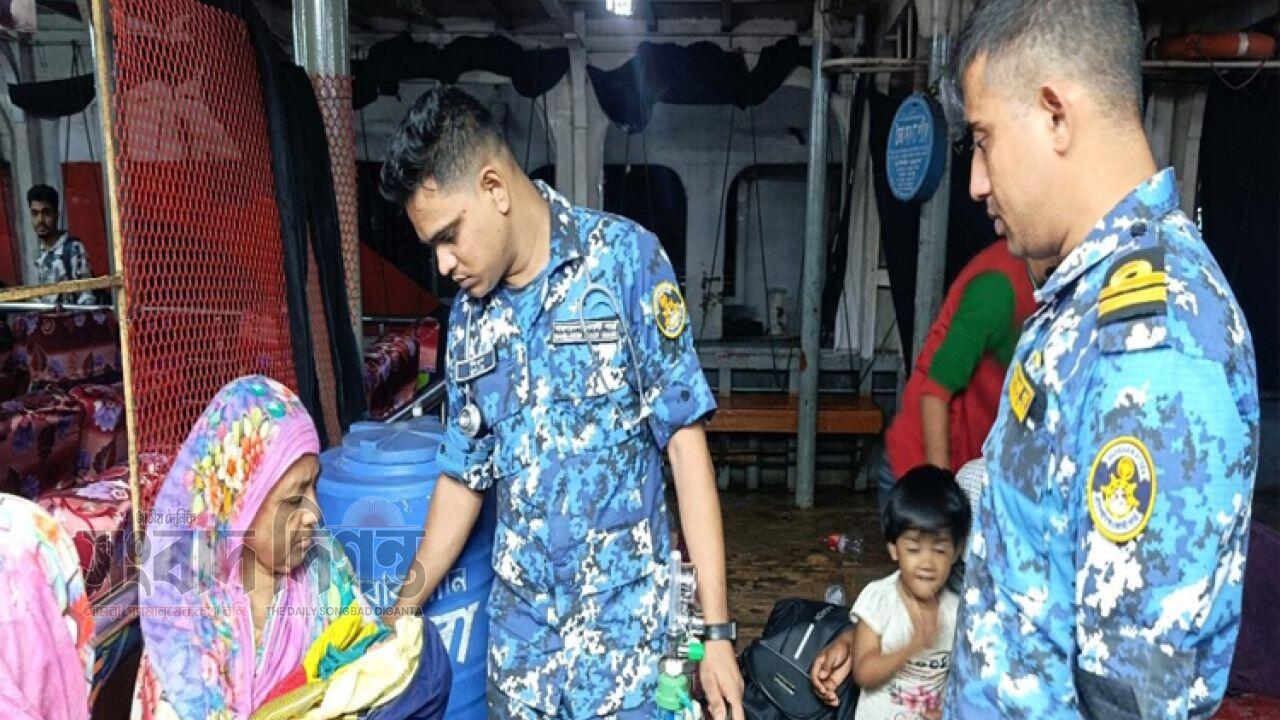 লঞ্চে মুমূর্ষু শিশুর চিকিৎসা করল কোস্ট গার্ড 