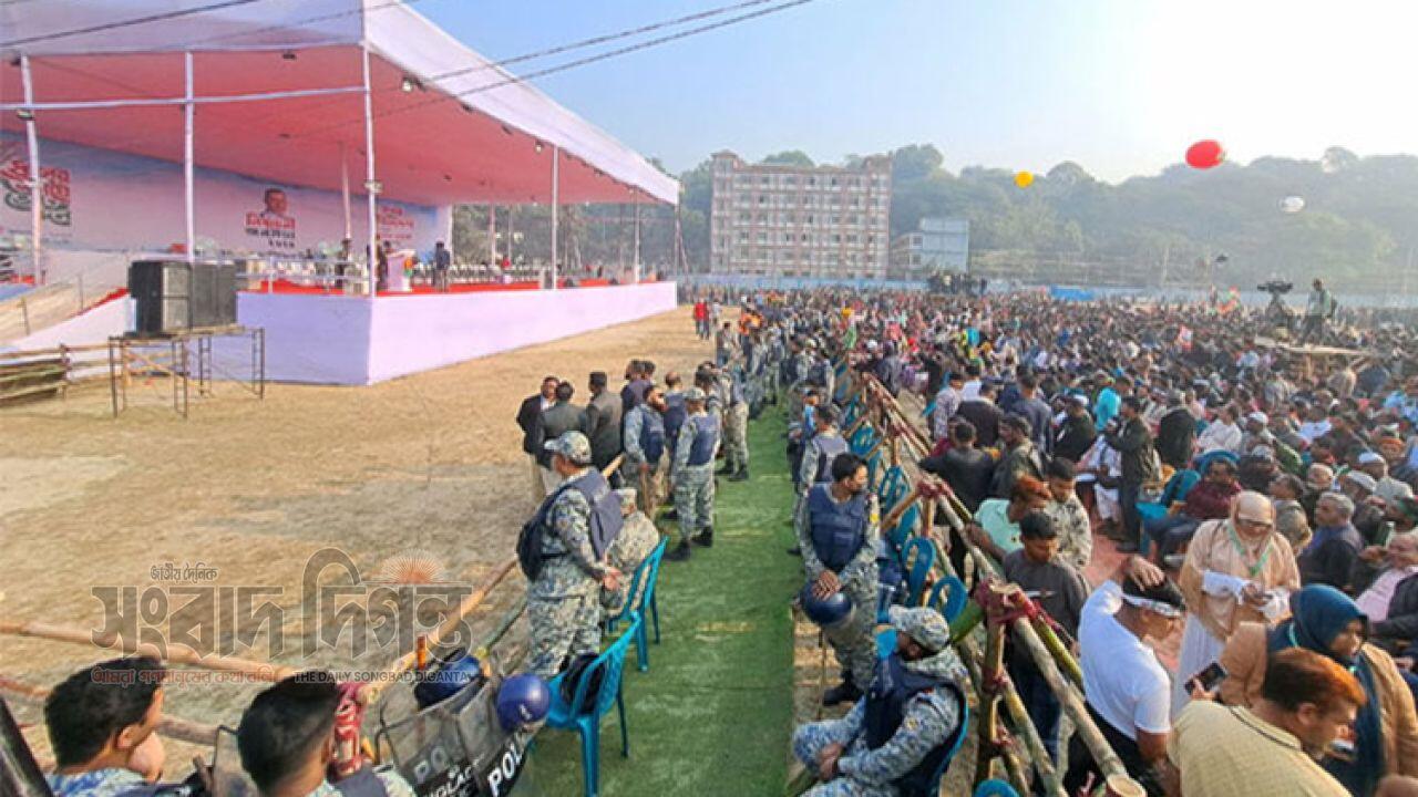 পলোগ্রাউন্ডে সকাল থেকেই মানুষ জড়ো হচ্ছেন 