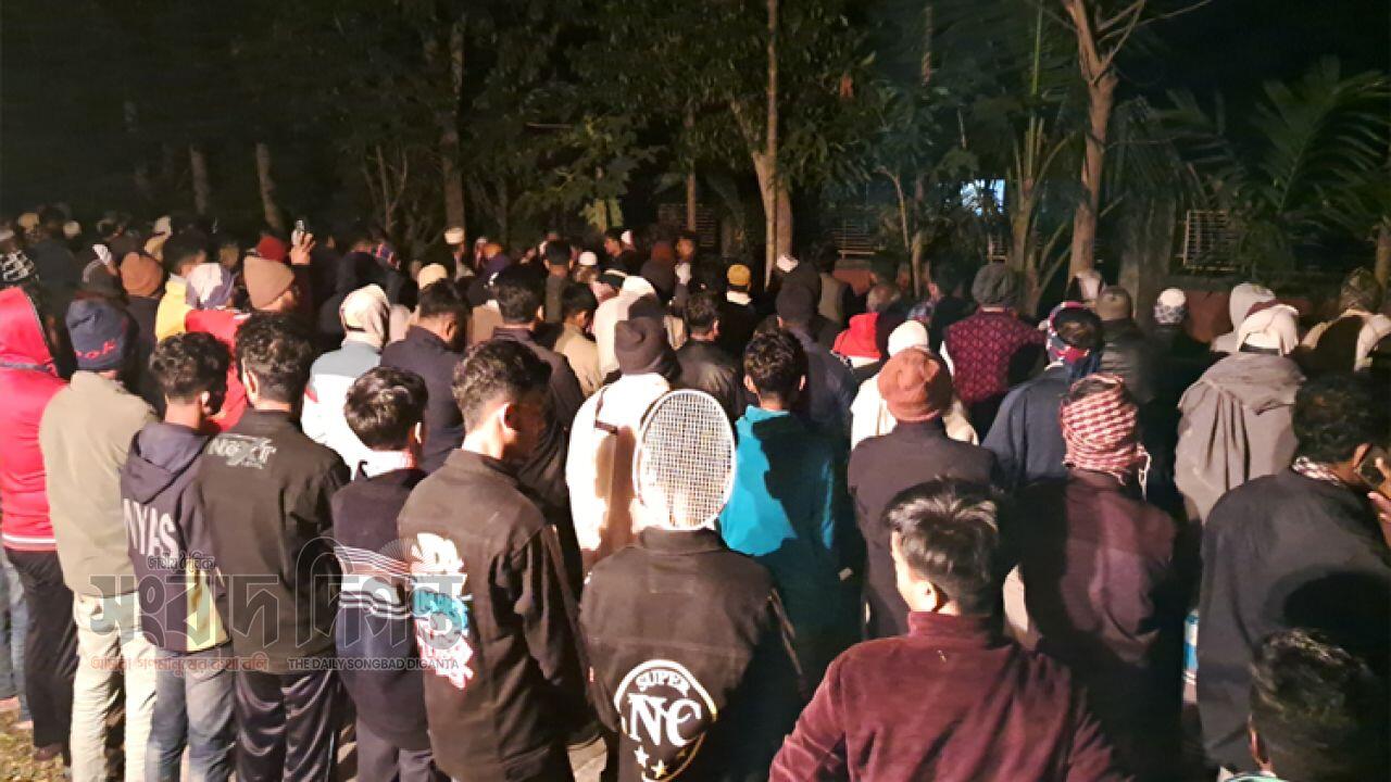বাগেরহাটে কারাবন্দী ছাত্রলীগ নেতার স্ত্রী ও সন্তানকে একসাথে দাফন 