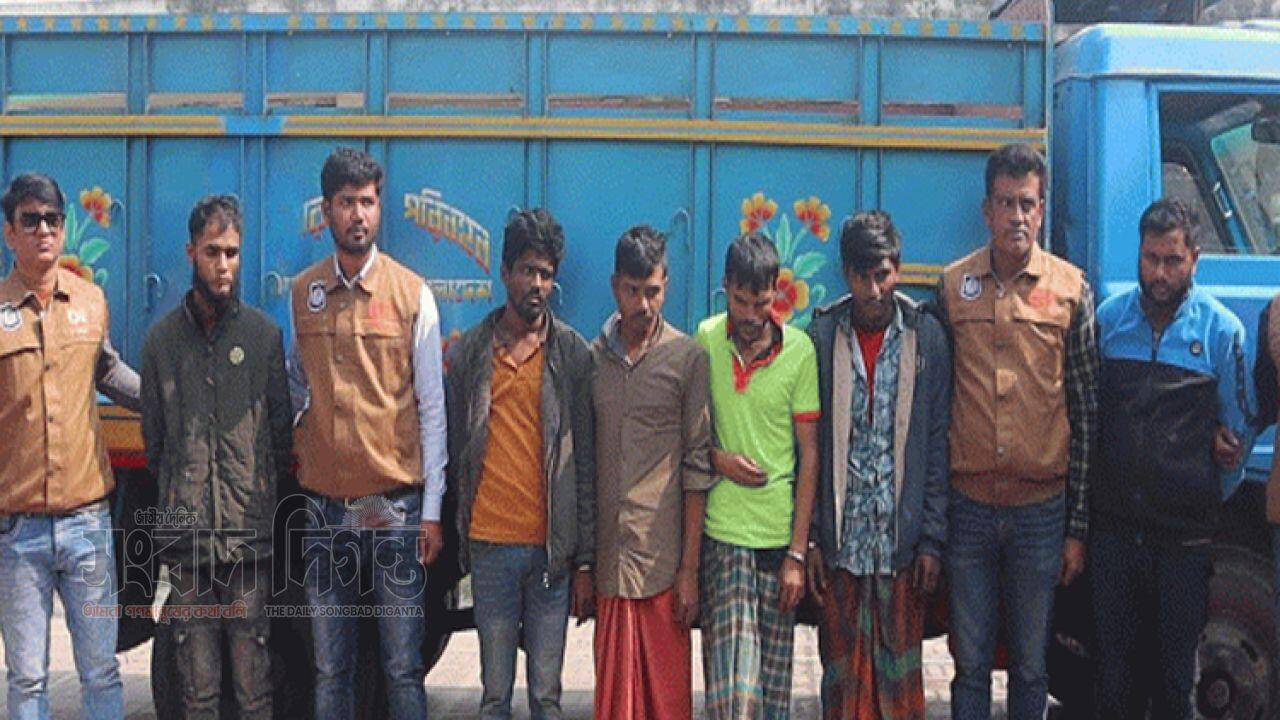 নওগাঁয় ধানভর্তি ট্রাক ছিনতাই আটক ছয়জন