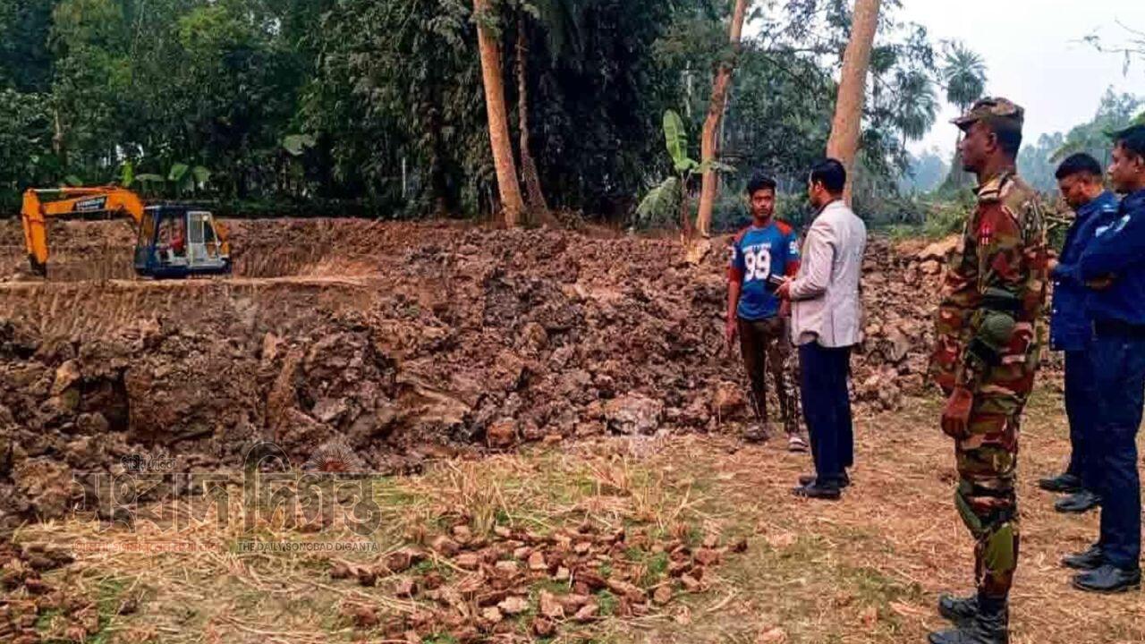 দুপচাঁচিয়ায় ফসলি জমি থেকে মাটি কেটে ডোবা ভরাটের অভিযোগে জরিমানা 