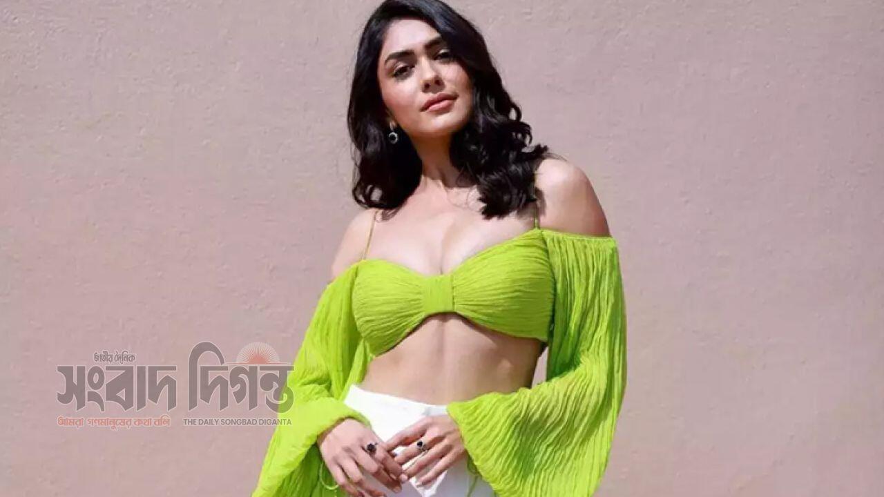 প্যারিসিয়ান লুকে ম্রুণাল