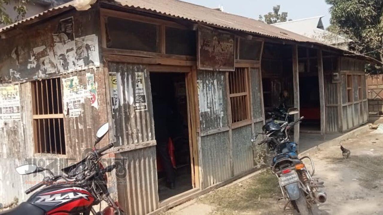 ফুলবাড়িয়ায় দিনে অস্বাস্থ্যকর পরিবেশে চিকিৎসা রাতে মাদকসেবীদের আড্ডা 