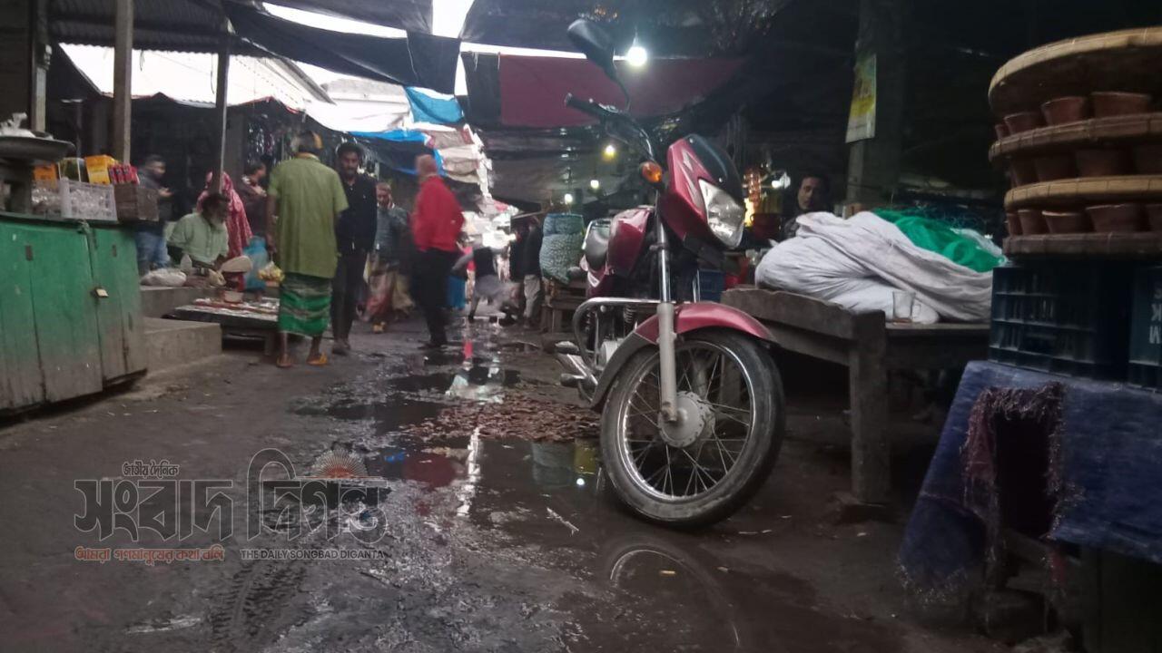 সিরাজগঞ্জ রায়গঞ্জের নিমগাছী বাজারে ড্রেনের ময়লা পানিতে সয়লাব 