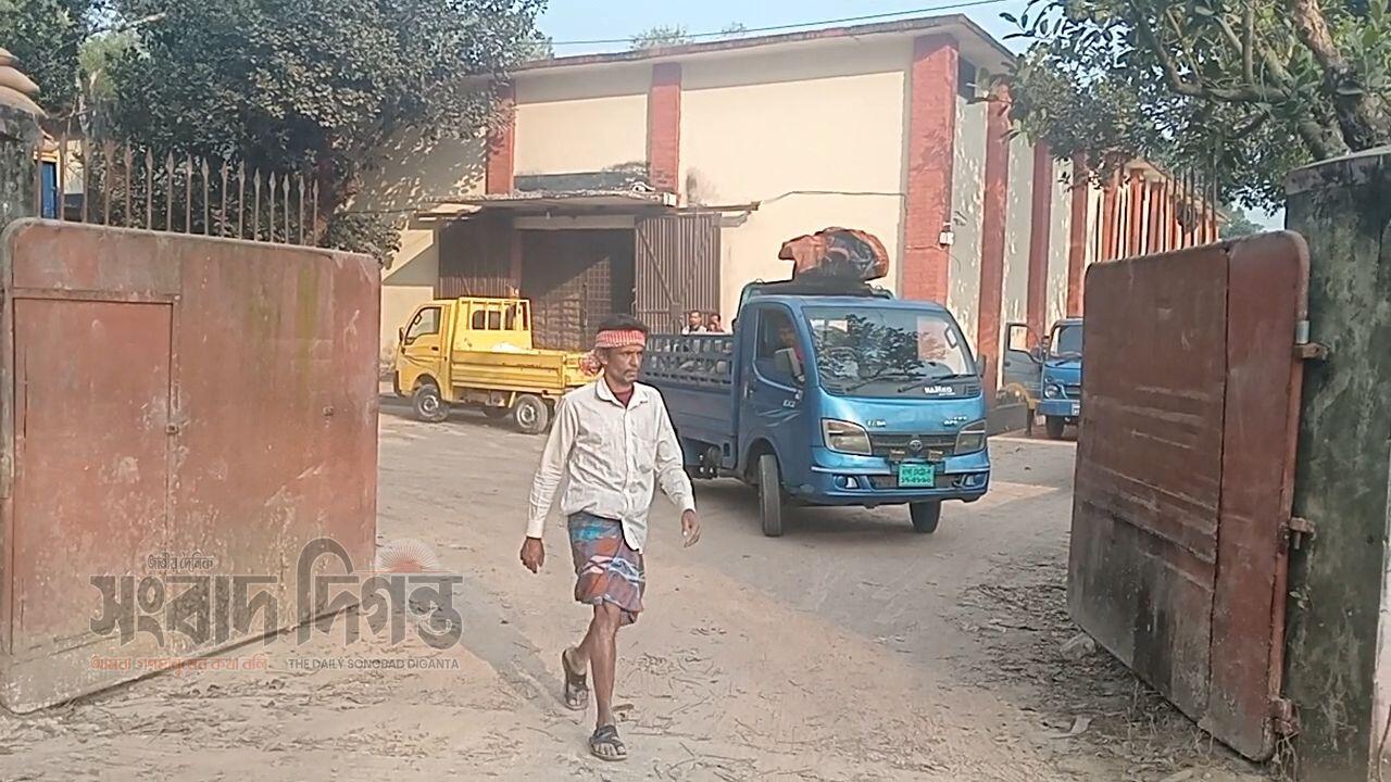 শ্রীপুর খাদ্য গুদামে অনিয়ম তদন্তে এসে গোপনে চলে গেলেন কর্মকর্তারা, প্রশ্নবিদ্ধ তদন্ত