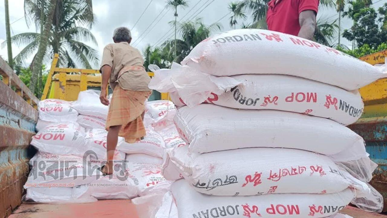 বারহাট্টায় সারের কৃত্রিম সংকট চাহিদার সমান বরাদ্দ থাকলেও সরকারি মূল্য কাগজে কলমে