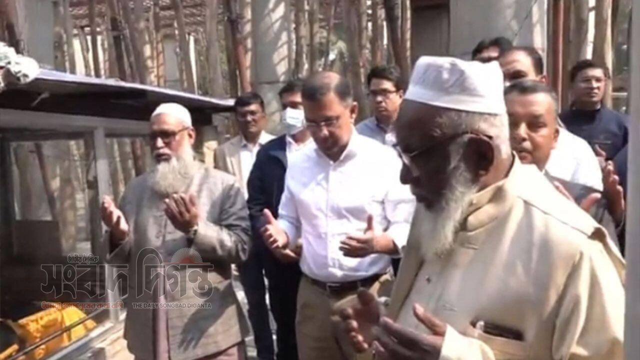 রাজশাহীতে আসার পর প্রথম পর্বে শাহ মখদুম মাজারে তারেক রহমান