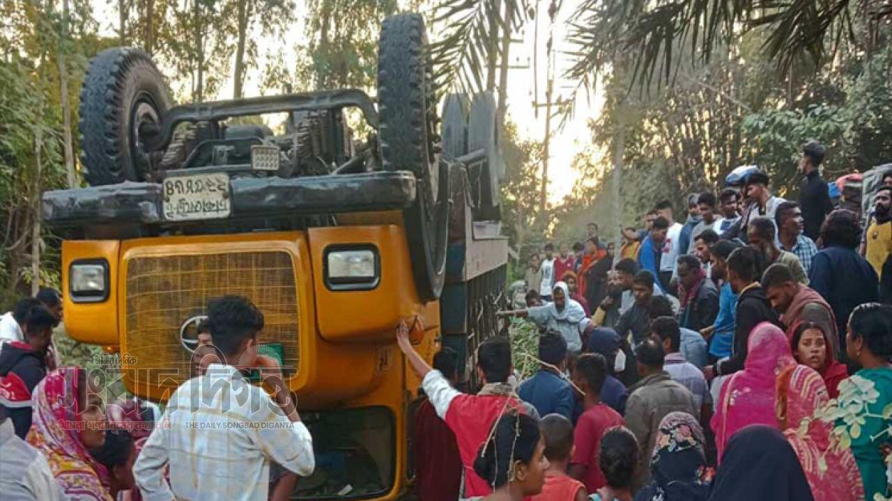 ট্রাকচাপায় নওগাঁয় নিহত ৫ জন