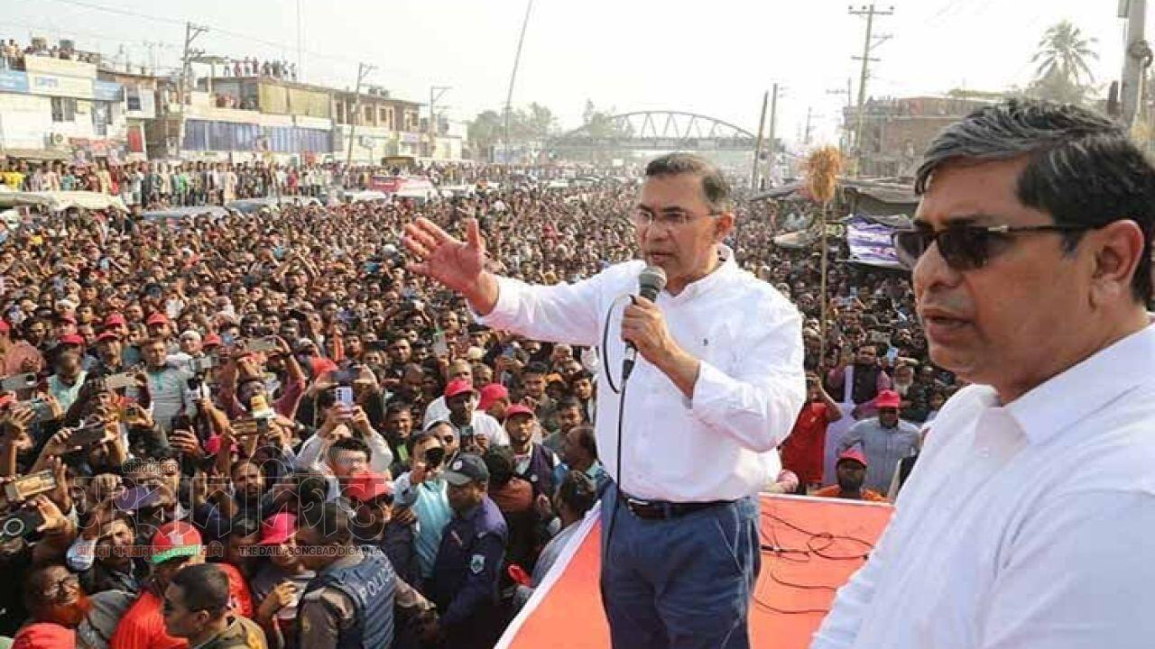 সিরাজগঞ্জে রাজনৈতিক সংলাপে বক্তৃতা করছেন জনসভায় তারেক রহমান