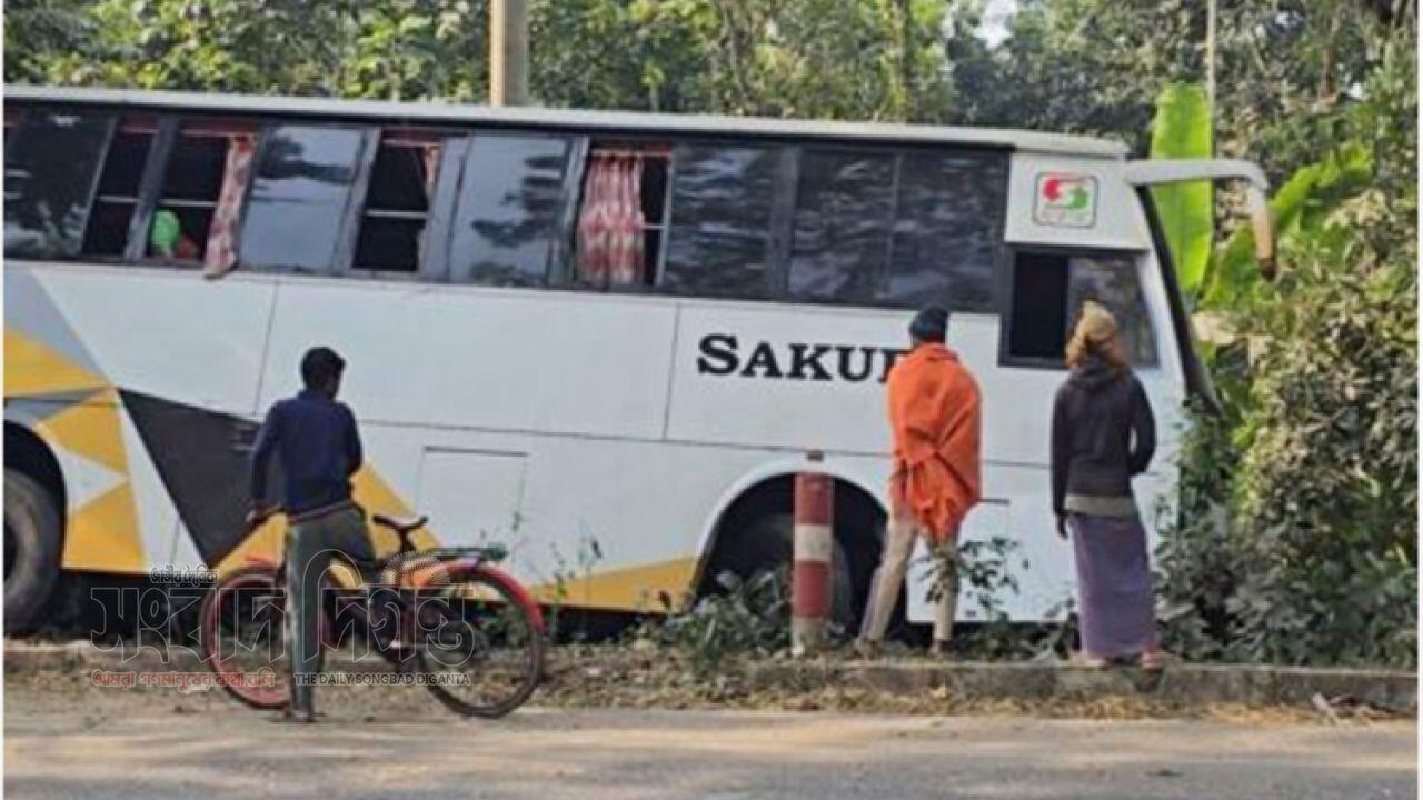 বরিশালে বাসের চাপায় প্রাণ গেল ব্যাংক কর্মকর্তার 