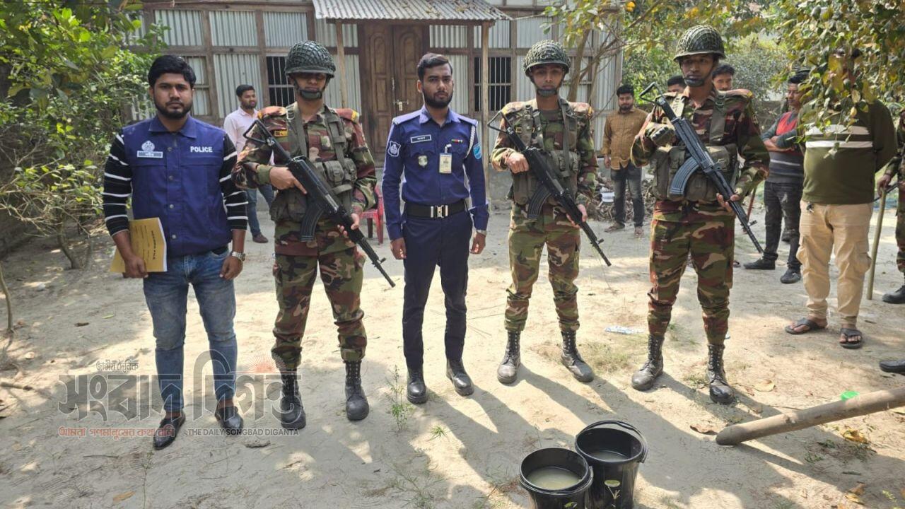 নড়িয়ায় যৌথবাহিনীর অভিযানে ১৬ টি ককটেল উদ্ধার