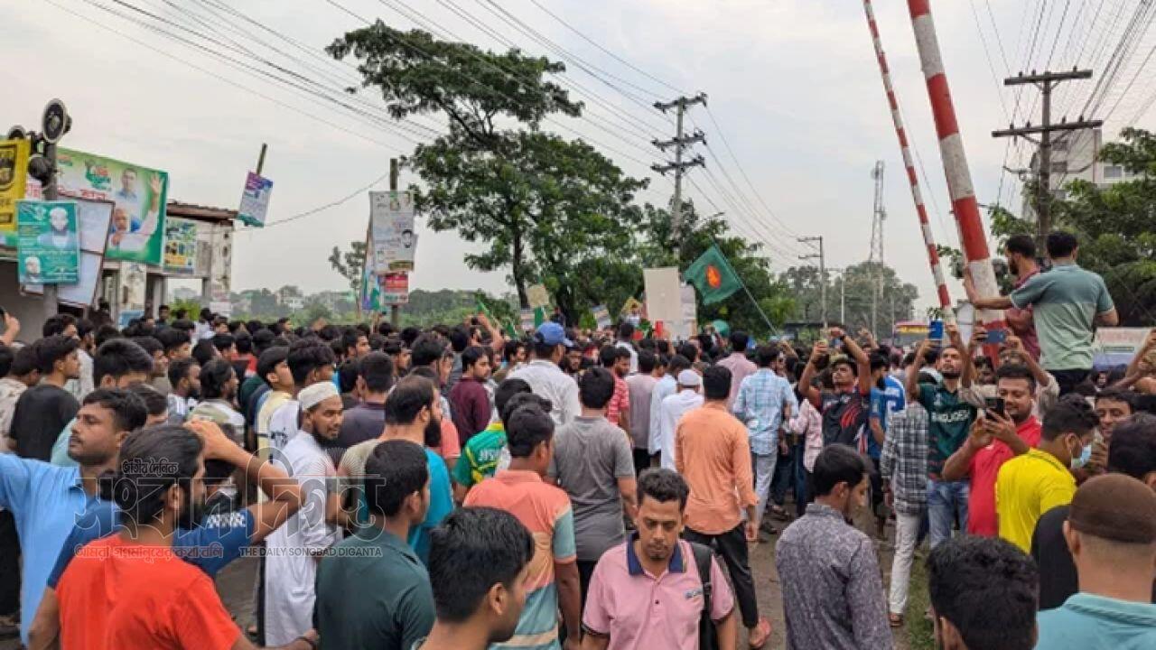 গাজীপুরে প্রকৌশলীদের সড়ক অবরোধে যান চলাচল ব্যাহত 
